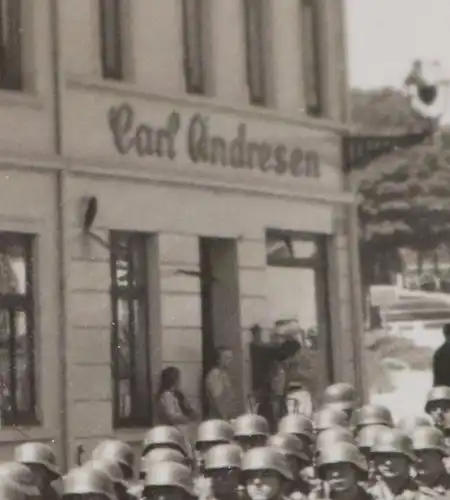 tolles altes Foto - Soldaten marschieren durch Schleswig ? Carl Andresen Geschäf