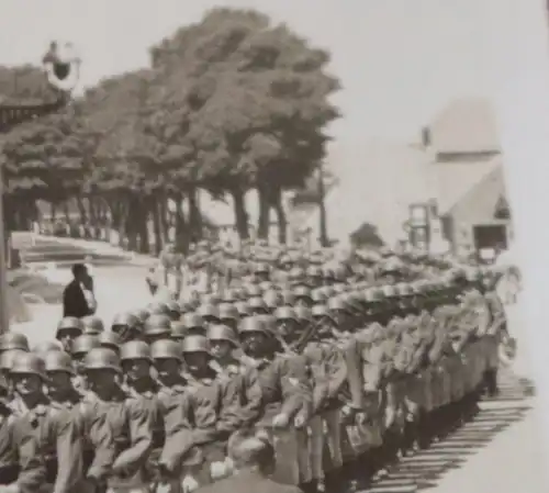 tolles altes Foto - Soldaten marschieren durch Schleswig ? Carl Andresen Geschäf