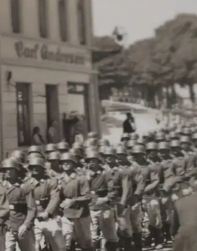 tolles altes Foto - Soldaten marschieren durch Schleswig ? Carl Andresen Geschäf