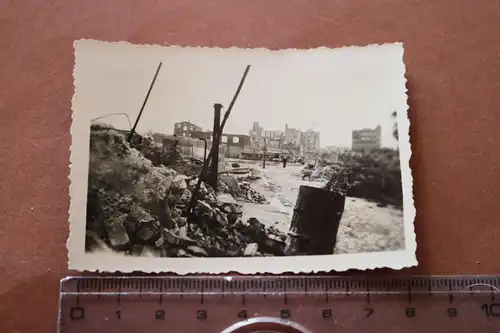 altes Foto - mir unbekannte zerstörte Stadt - große Gebäude 