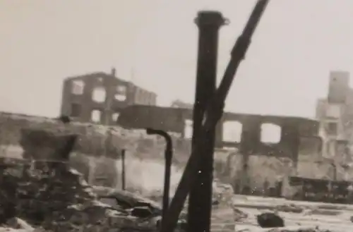 altes Foto - mir unbekannte zerstörte Stadt - große Gebäude 