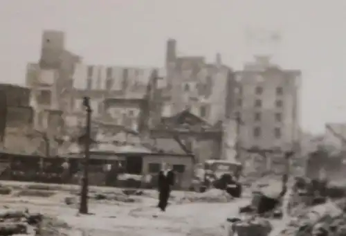 altes Foto - mir unbekannte zerstörte Stadt - große Gebäude 