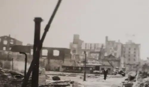 altes Foto - mir unbekannte zerstörte Stadt - große Gebäude