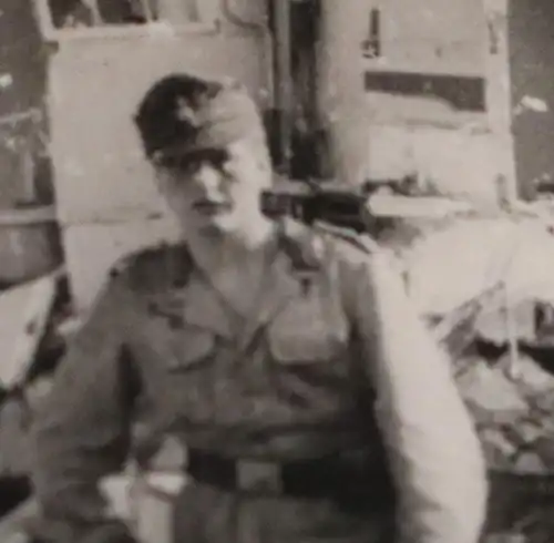 drei Fotos von einem Soldaten - Feldmütze - Ort ???