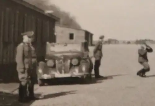 tolles altes Foto Ehrenformation wartet auf ??  Bukarest 1942