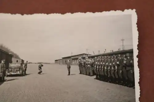 tolles altes Foto Ehrenformation wartet auf ??  Bukarest 1942