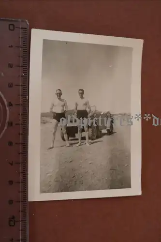 tolles altes Foto - Soldaten in Badehose und VW Kübelwagen  Athen 1941