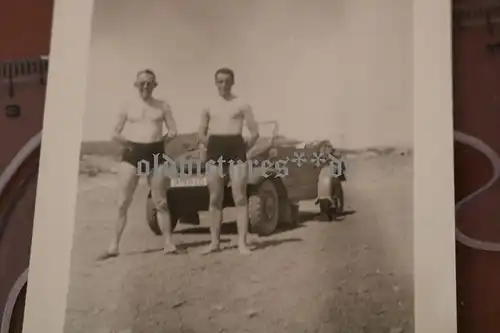 tolles altes Foto - Soldaten in Badehose und VW Kübelwagen  Athen 1941