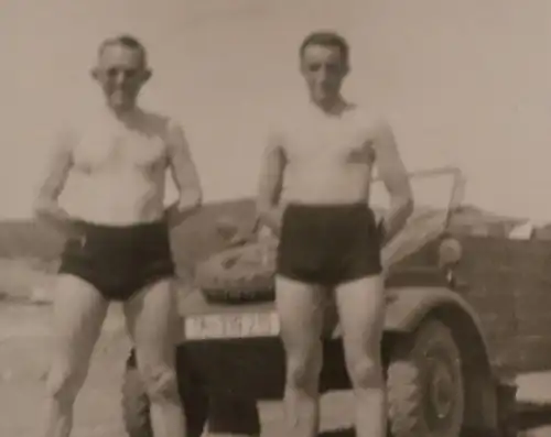 tolles altes Foto - Soldaten in Badehose und VW Kübelwagen  Athen 1941