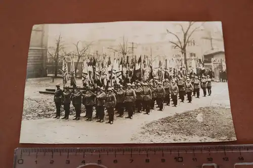 tolles altes Foto Aufmarsch Fahnenträger - Reichswehr - 20er Jahre ?