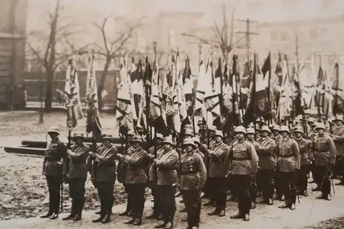 tolles altes Foto Aufmarsch Fahnenträger - Reichswehr - 20er Jahre ?