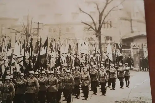 tolles altes Foto Aufmarsch Fahnenträger - Reichswehr - 20er Jahre ?