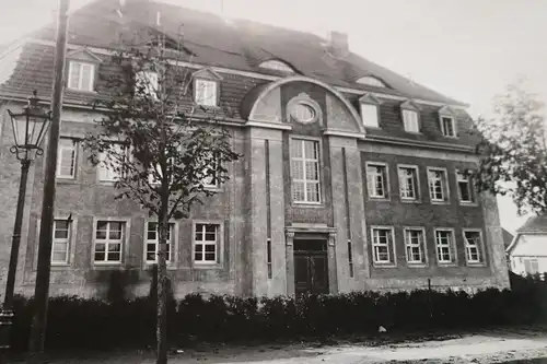 tolles altes Foto mir unbekanntes großes Gebäude - Schule ?? Ort ??