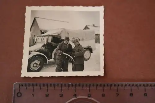 altes Foto zwei Soldaten in dicker Winterkleidung und PKW