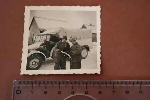 altes Foto zwei Soldaten in dicker Winterkleidung und PKW 