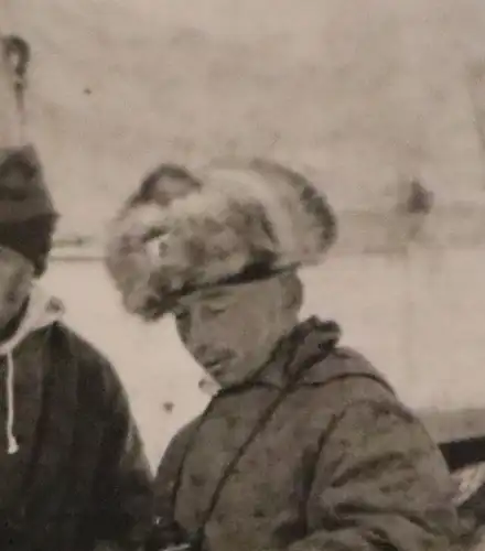 altes Foto zwei Soldaten in dicker Winterkleidung und PKW 