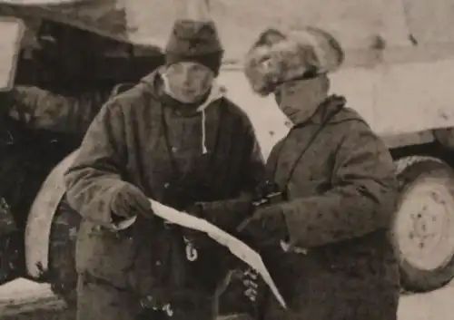 altes Foto zwei Soldaten in dicker Winterkleidung und PKW 