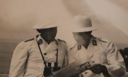 tolles altes Foto Soldaten der Flakabteilung weisse Jacke und Tropenhelm