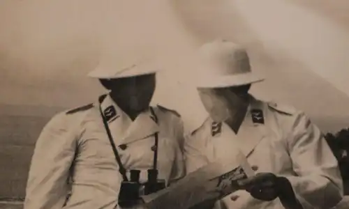 tolles altes Foto Soldaten der Flakabteilung weisse Jacke und Tropenhelm 