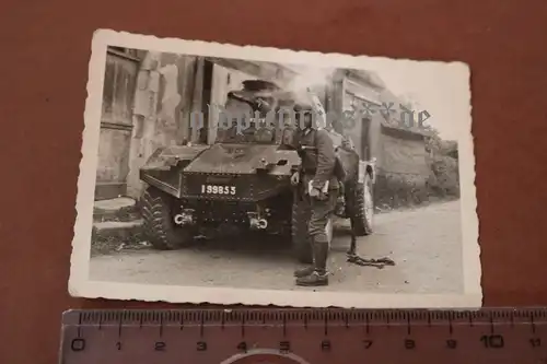 altes Foto - deutscher Soldat mit Panzerschützenwagen  Panhard 178  Betty