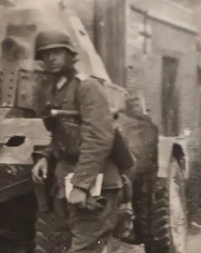 altes Foto - deutscher Soldat mit Panzerschützenwagen  Panhard 178  Betty