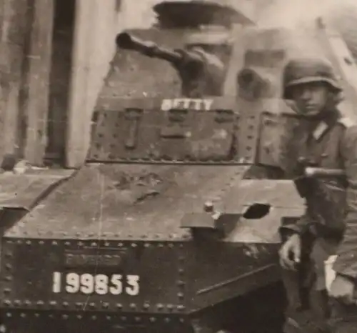 altes Foto - deutscher Soldat mit Panzerschützenwagen  Panhard 178  Betty