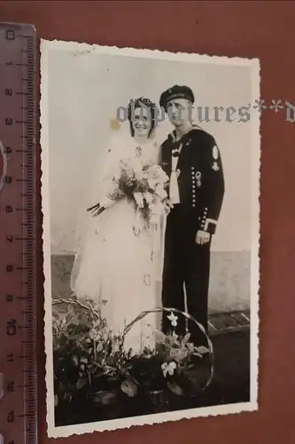 tolles altes Hochzeitsfoto Matrose mit Narvikschild und Abzeichen