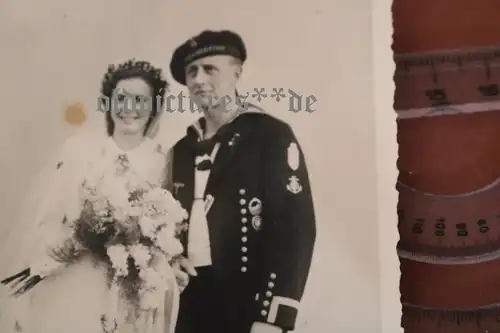 tolles altes Hochzeitsfoto Matrose mit Narvikschild und Abzeichen 