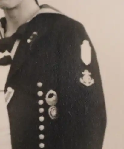tolles altes Hochzeitsfoto Matrose mit Narvikschild und Abzeichen 