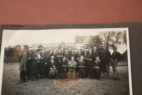 altes Gruppenfoto - Übung mit Gasmasken - Lauenburg 1934