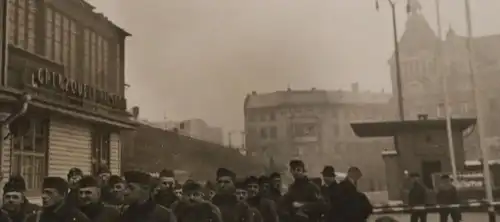 fünf alte Fotos - Soldaten bereit für Abfahrt - Bahnhof  Berlin Friedrichstrasse