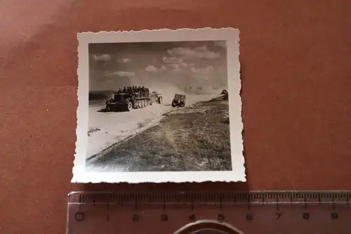tolles altes Foto - Halbkettenfahrzeug SdKfZ mit angehängtem Geschütz 