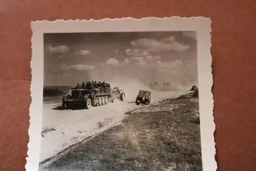 tolles altes Foto - Halbkettenfahrzeug SdKfZ mit angehängtem Geschütz 