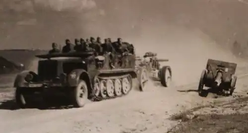 tolles altes Foto - Halbkettenfahrzeug SdKfZ mit angehängtem Geschütz 