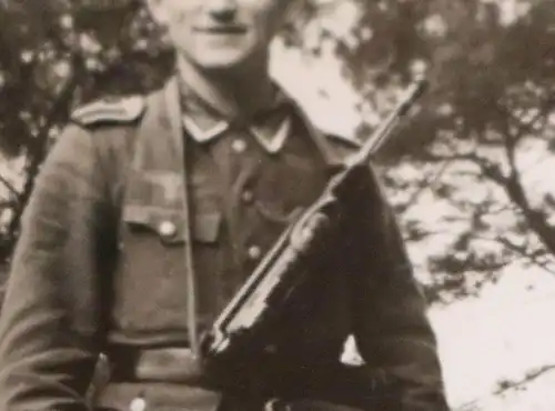 altes Foto - Portrait Soldat mit MP40 - 1944