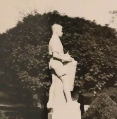 zwei kleine Fotos - Maibaum ?? und Statue Trommler Pimpf - Saalfeld Umgebung ?