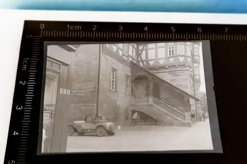 tolles altes Negativ Gebäude , kleiner Oldtimer Zweisitzer 