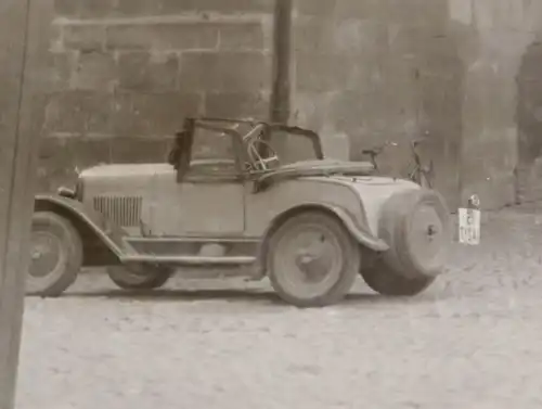tolles altes Negativ Gebäude , kleiner Oldtimer Zweisitzer 