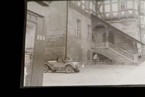 tolles altes Negativ Gebäude , kleiner Oldtimer Zweisitzer 