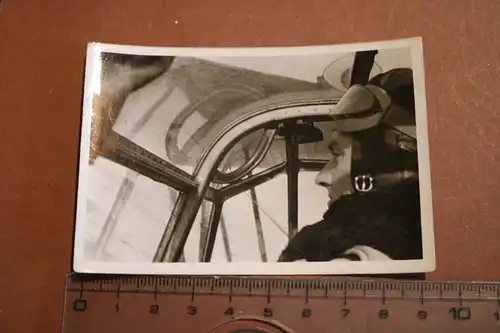 tolles altes Foto - Pilot  in der Kanzel - Flugzeug 