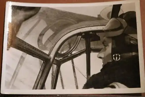 tolles altes Foto - Pilot  in der Kanzel - Flugzeug 