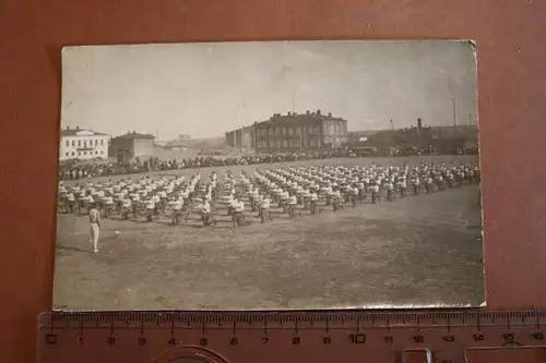 tolles altes  Foto Soldaten ??? beim Sport ??? - Ort ?? unbekannte Schrift