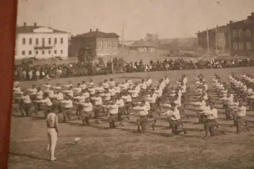 tolles altes  Foto Soldaten ??? beim Sport ??? - Ort ?? unbekannte Schrift