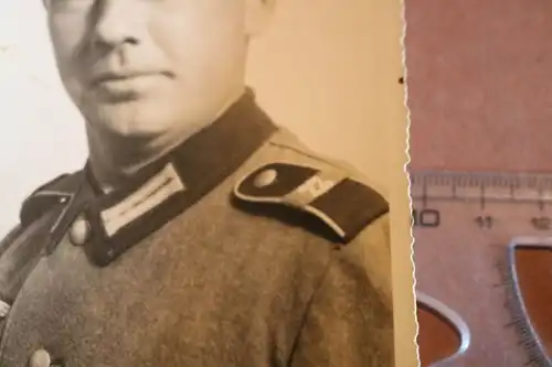 tolles altes Foto - Portrait eines Soldaten Schirmmütze Schulterlitze 22