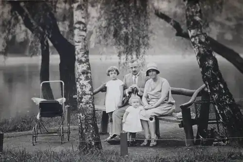 tolles altes Familienfoto im Park von Saarbrücken 1910-20