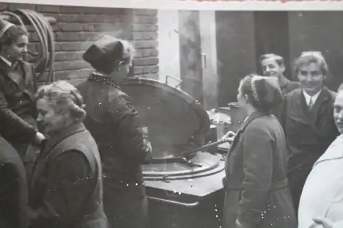 tolles altes Foto - Feldküche Krankenschwestern ? verteilen Essen Bratislava