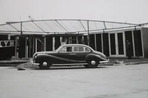 tolles altes Foto - Oldtimer BMW 501/502 und LKW der Firma Polyma  60-70er Jahre
