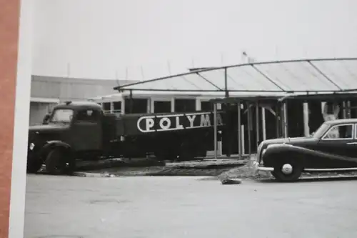 tolles altes Foto - Oldtimer BMW 501/502 und LKW der Firma Polyma  60-70er Jahre