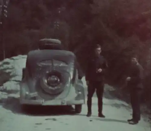 tolles altes Farbdia - deutsche Soldaten mit Oldtimer in den Bergen , Gebäude