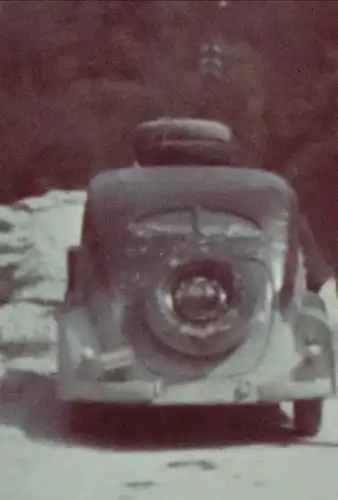 tolles altes Farbdia - deutsche Soldaten mit Oldtimer in den Bergen , Gebäude